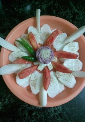 प्याज़ टोमेटो तुरनिप सलाद (Onion,tomato,turnip salad recipe in hindi) रेसिपी मुख्य फोटो