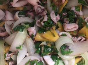 Hình của món Mực xào thơm và hành Tây.