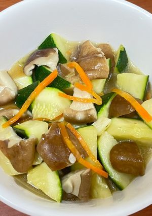 👩🏻‍🍳櫛瓜炒香菇 的食譜成品照片