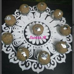 A picture of Gond laddoo.