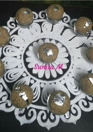 A picture of Gond laddoo.
