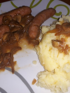Una foto de Longanizas en salsa con Puré de Patata