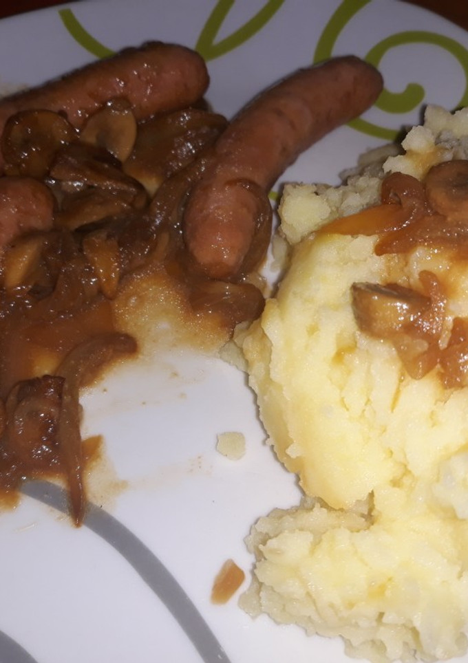 Una foto de Longanizas en salsa con Puré de Patata