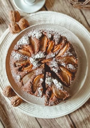 Foto di Torta all'acqua di pere, cacao e noci