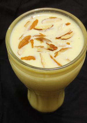 બદામ શેક (badam shake recipe in Gujarati) રેસીપી મુખ્ય ફોટો