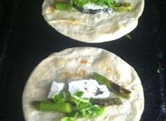 Una foto de Quesadillas de espárragos y queso de cabra