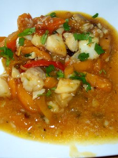 Una foto de Bacalao salteado con nísperos