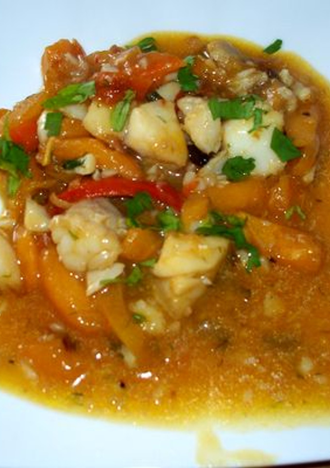 Una foto de Bacalao salteado con nísperos