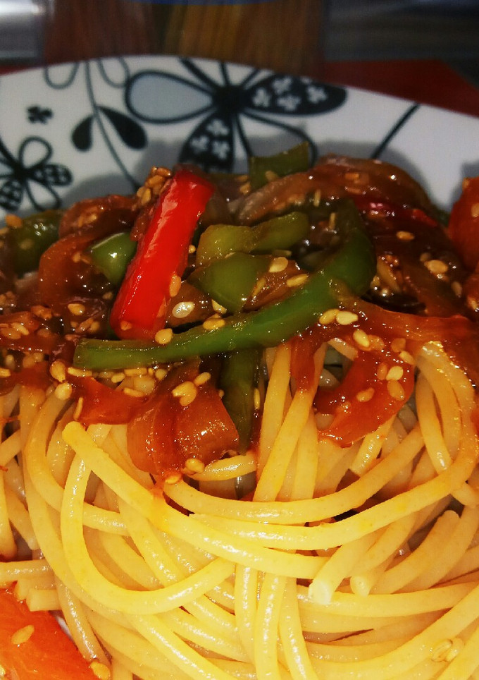Una foto de Espaguetis con salsa asiática de pimientos