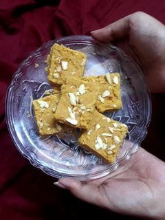 বেসনের বরফি (besaner barfi recipe in Bengali) রেসিপির প্রধান ছবি