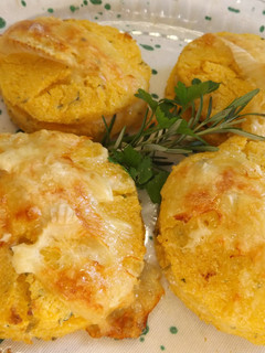 Una foto de Tortas de polenta rellenas con queso Reblochon