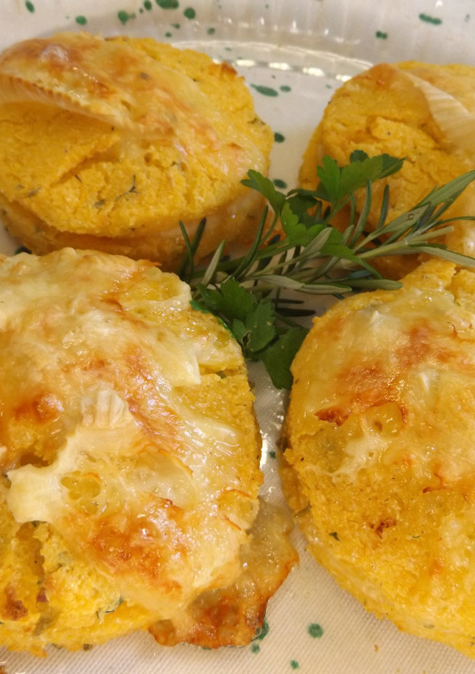 Una foto de Tortas de polenta rellenas con queso Reblochon