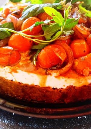 Φωτογραφία της συνταγής Αλμυρό cheesecake με καραμελωμένα κρεμμύδια και ντοματίνια 🍅🍅