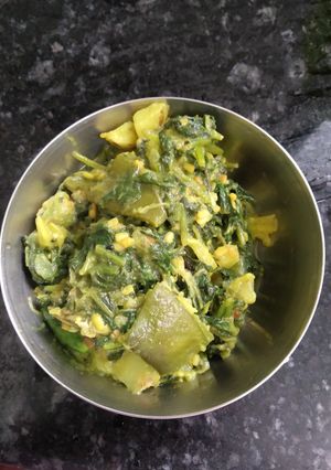 A picture of Spinach sabji or palong shaker ghonto.
