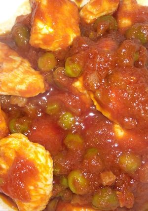 Una foto de Pechuga de pavo con guisantes y tomate