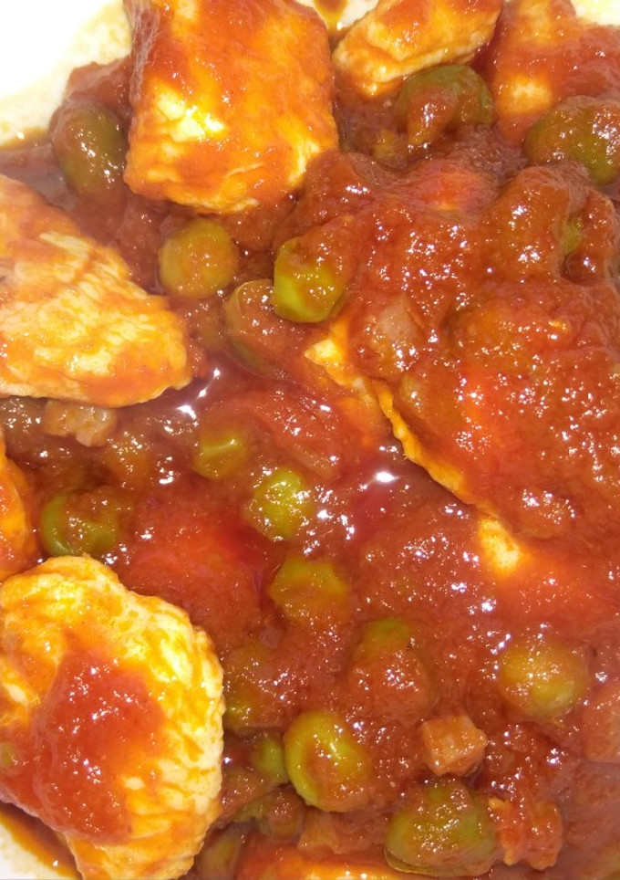 Una foto de Pechuga de pavo con guisantes y tomate