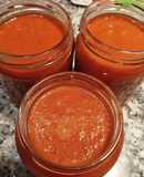 Salsa de Tomate frito casero con verdura en olla exprés