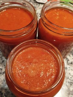 Una foto de Salsa de Tomate frito casero con verdura en olla exprés