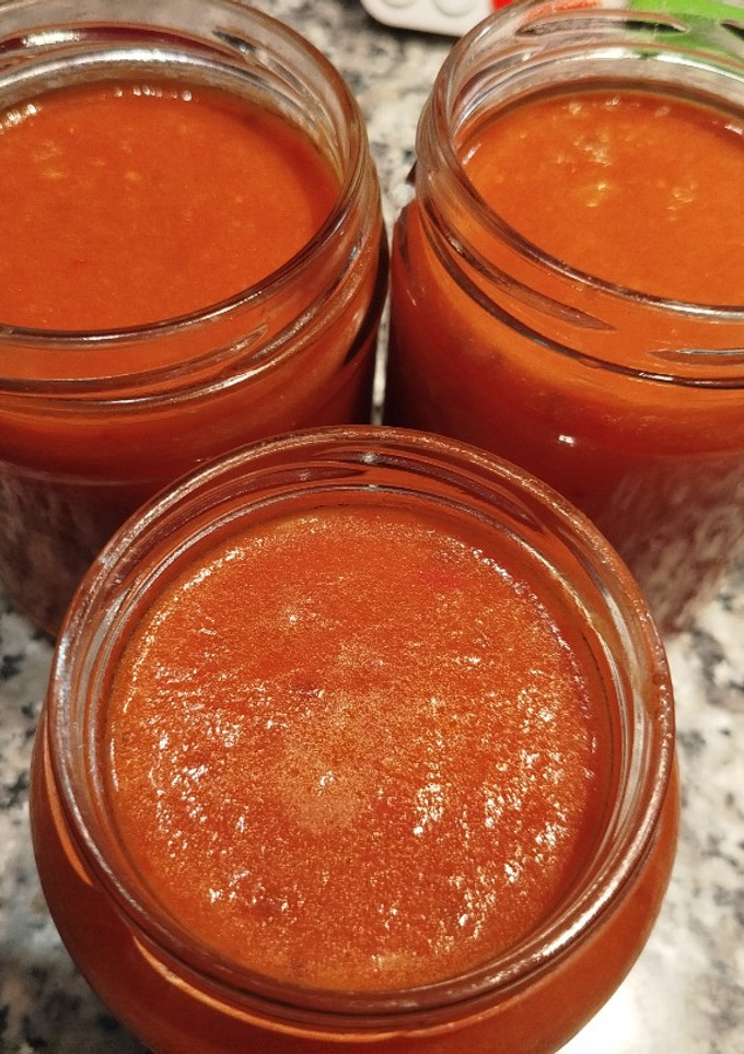 Una foto de Salsa de Tomate frito casero con verdura en olla exprés