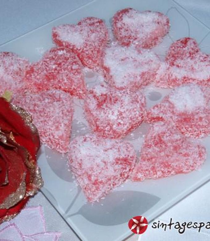 A picture of Lokums with corn starch.