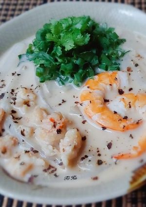 A picture of Banh Canh Tom with Coconut Milk.