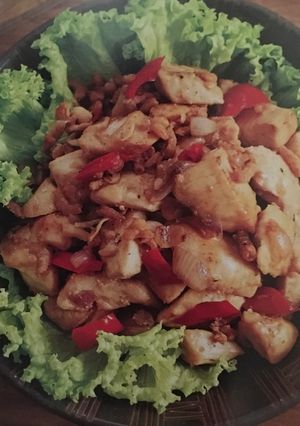 A picture of Fried Chicken Cubes With Chillies And Dried Shrimps.