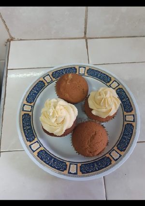 A picture of Vanilla cupcakes.