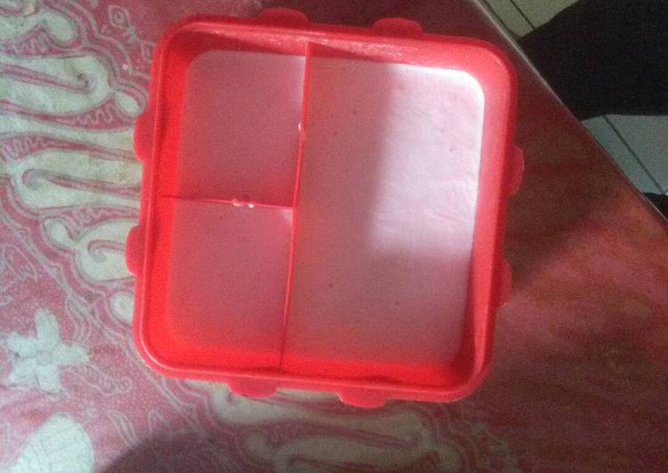 Langkah Mudah untuk Menyiapkan Es krim lembut rasa stroberi Anti Gagal