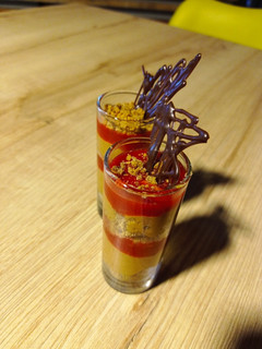 Una foto de Mousse de Chocolate amargo y chile ancho con coulis de fresa