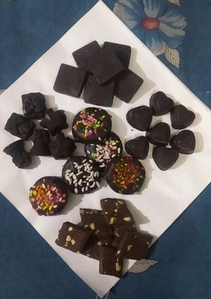 હૉમમૅડ ચોકલેટ (Homemade Chocolate Recipe In Gujarati) રેસીપી મુખ્ય ફોટો