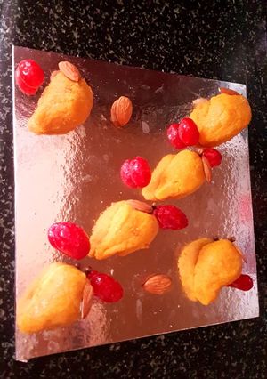 मैंगो पे‌डा (Mango peda recipe in Hindi) रेसिपी मुख्य फोटो
