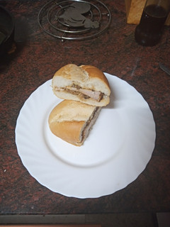 Una foto de Bocadillo de cinta de lomo con champiñones al horno