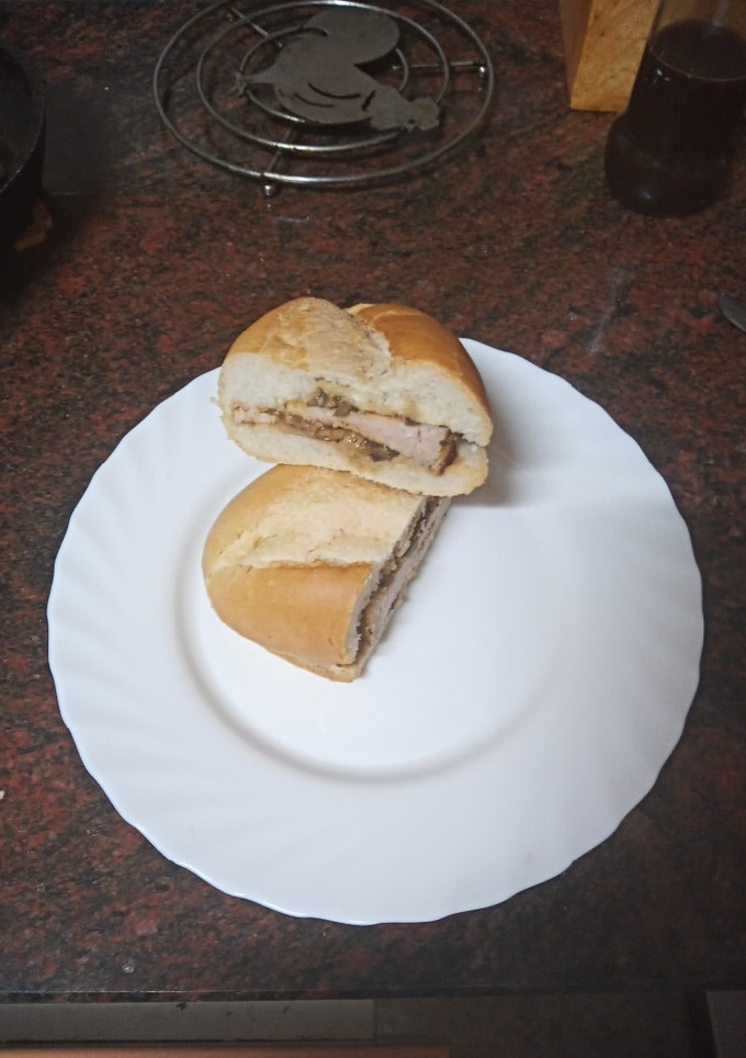 Una foto de Bocadillo de cinta de lomo con champiñones al horno