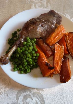 Fokhagymás libacomb édesburgonyával és zöldborsóval recept fotója