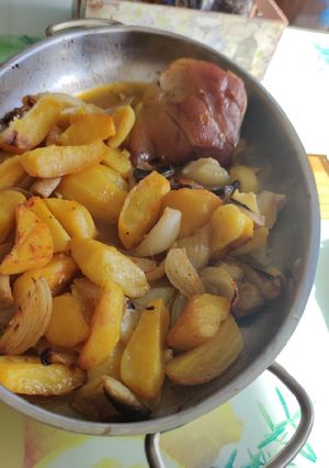 Csülök tepsis sült krumlival recept fotója
