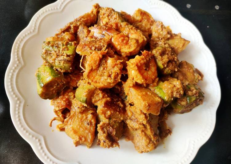 Recipe of Ultimate Potol chingri/ pointed gourd with prawn