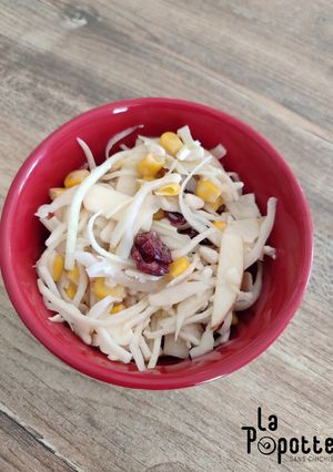 Une photo de Salade de chou, maïs, pomme et cranberries