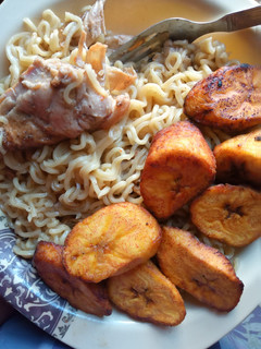 Indomie da plantain da naman kaza ainihin hoton girkin
