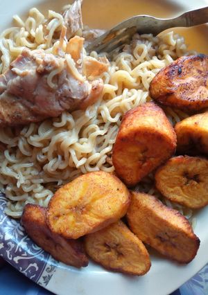Indomie da plantain da naman kaza ainihin hoton girkin