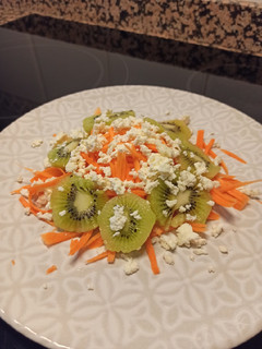 Una foto de Ensalada de Zanahoria con Kiwi y Feta