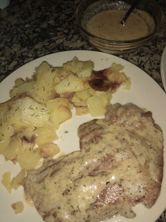 Una foto de Secreto con salsa chimichurri y patatas poch