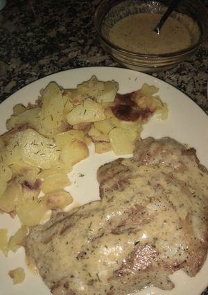 Una foto de Secreto con salsa chimichurri y patatas poch