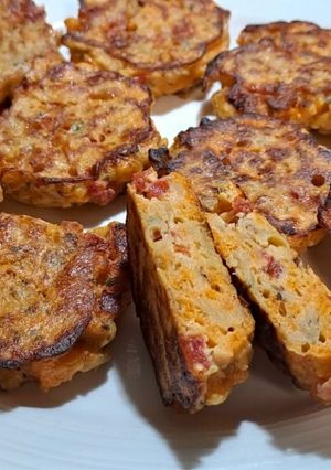 Una foto de Mini tortillas de papas de paquete y tomate