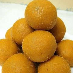 A picture of Besan ke ladoo.