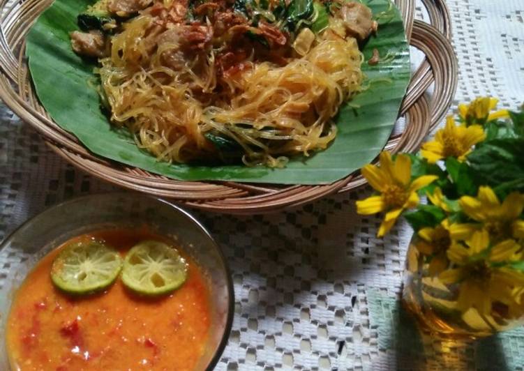 *bihun goreng, sambel kemiri*