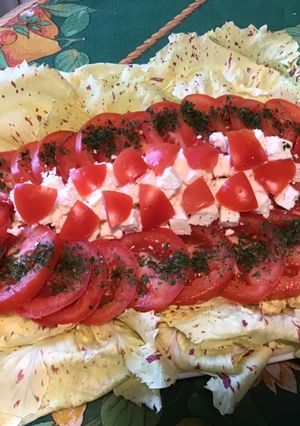 Une photo de Salade de tomates et castelfranco à la feta et persil