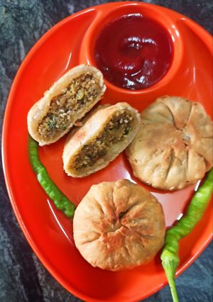 A picture of Tuvar kachori.
