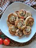 Girelle con acciughe, pomodorini e mozzarella