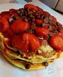Pancakes βρώμης με μαρμελάδα φράουλα και σταγόνες σοκολάτας. 🥞🍓🍫