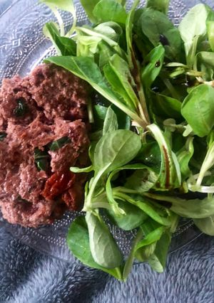 Une photo de Steak haché tomates confites, basilic et pignons de pain
